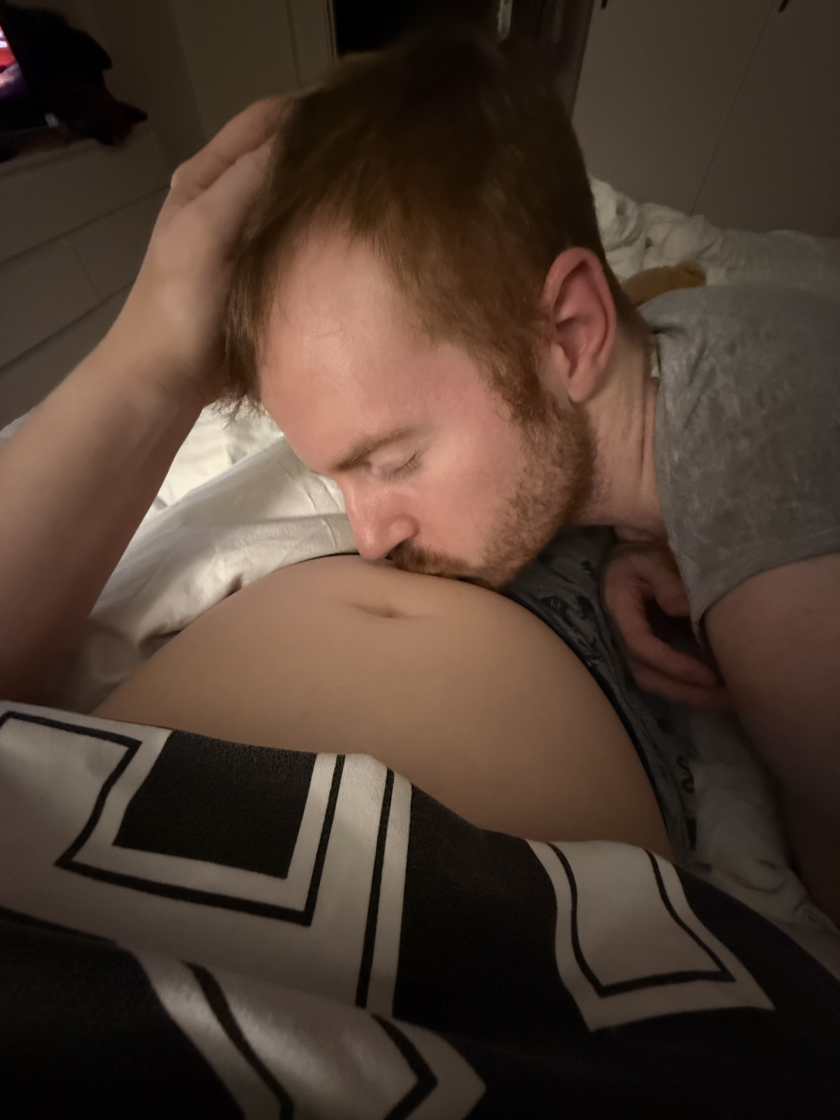 Marcus Ramström kissing Brenda's pregnancy bump.
